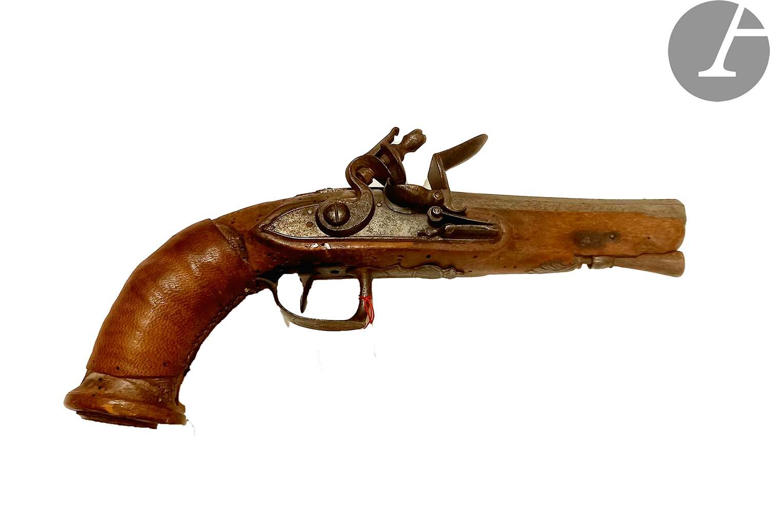 Null 燧发枪鞍座枪。
雷枪枪管。鹅颈锁和锤子有平坦的机身。切割和雕刻的铁配件。木制拉杆。胡桃木股票（被虫蛀的）。木制拉杆。
E.M. 大约1800/1820&hellip;