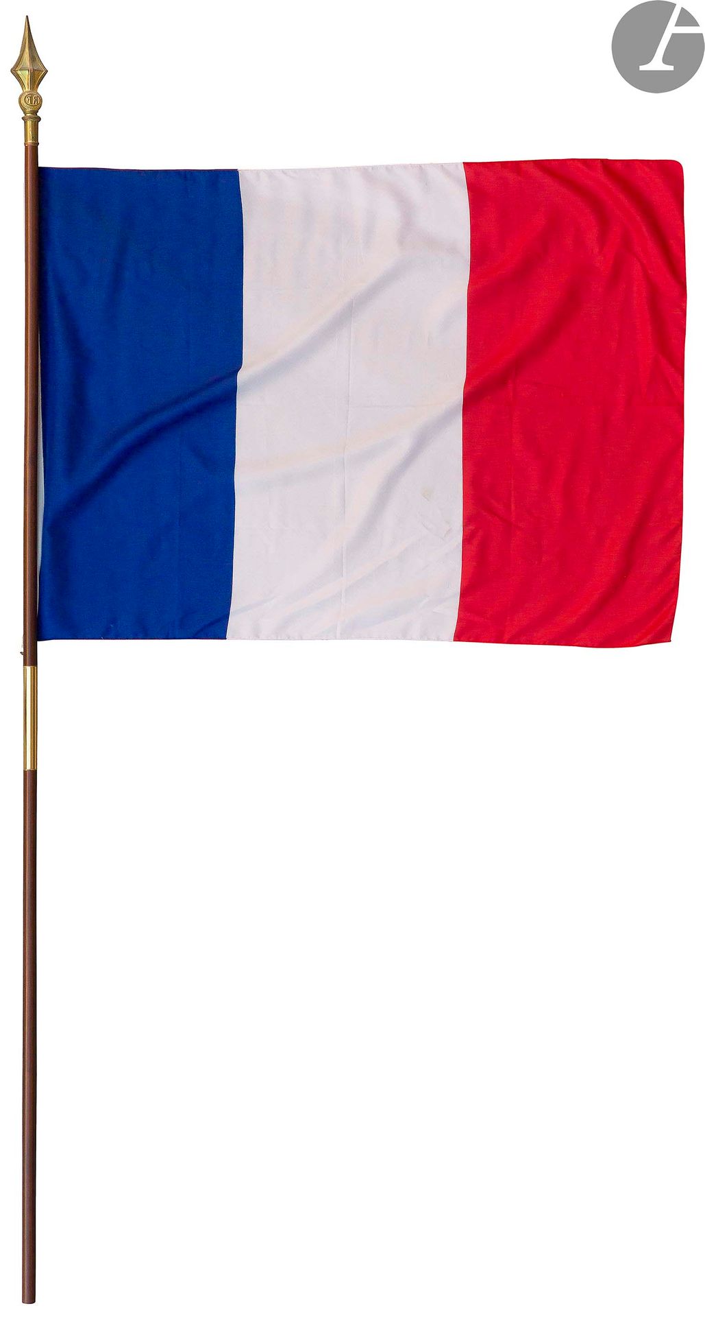 Null 一套旗帜:
- 四面法国旗帜，其中三面挂在旗杆上。一个有金边的。
- 一面英国国旗。
- 一面苏联国旗，镀银，有锤子和镰刀。