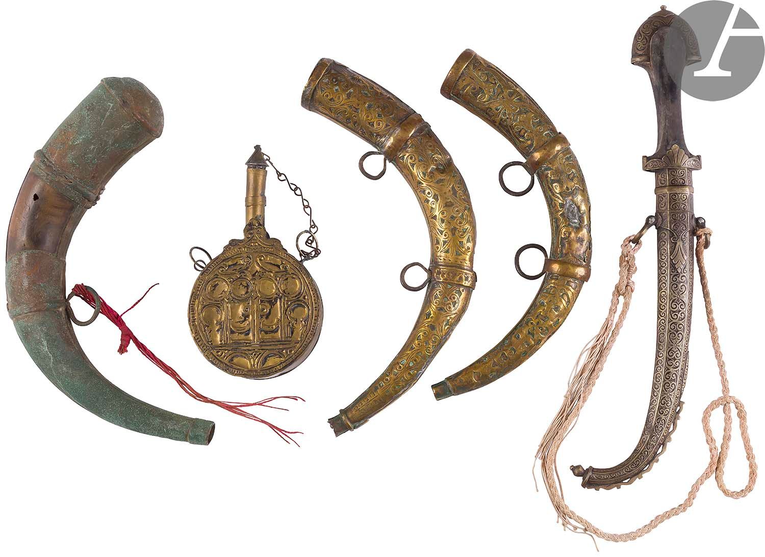 Null Lot including : 
- Four horns and a powder reserve. 
- Koumyah dagger