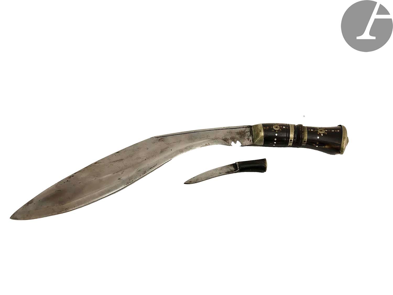 Null 匕首，镶嵌金属圆环的保险丝，以及同一皮鞘中的小刀。
北非。
长度：43厘米
（意外）。