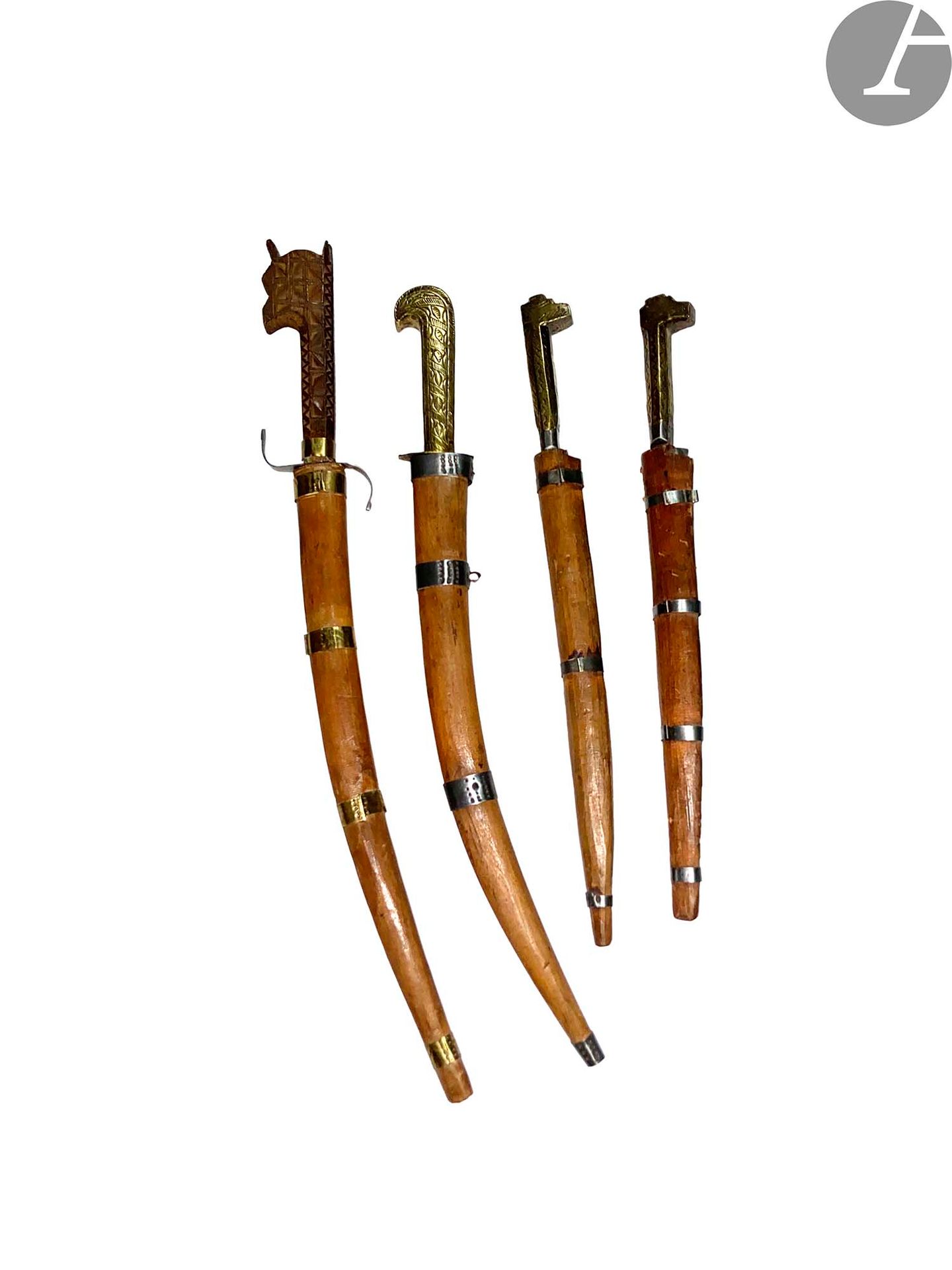 Null 一套四把北非匕首，型号为Flissah。
木制和铜制手柄，有动物头像。雕刻的刀片。木制刀鞘。
A.B.E. 20世纪。