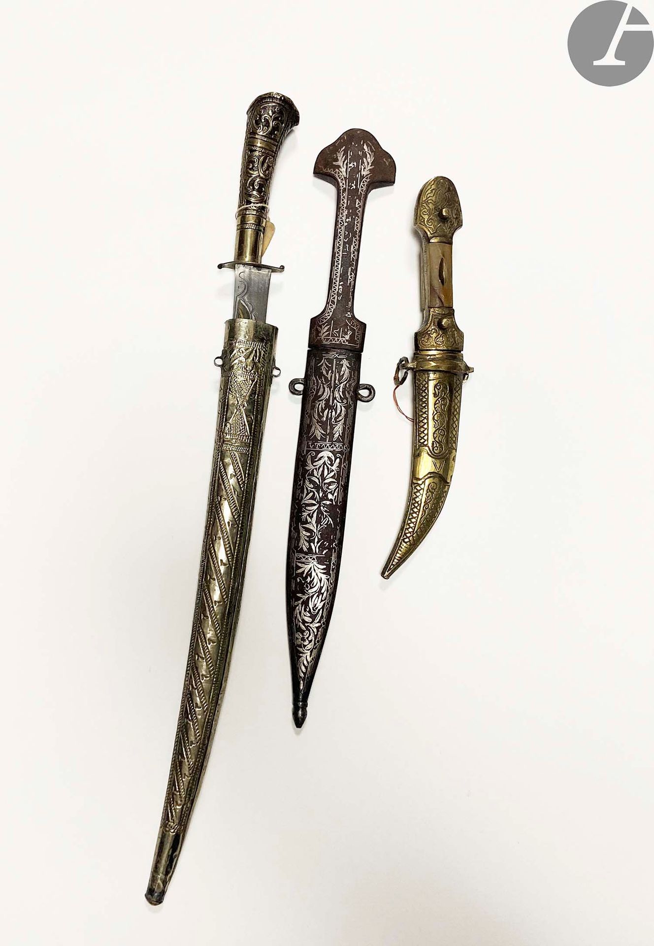 Null 三刃武器：
- 镶嵌银质装饰的金加尔式匕首。
- 黄铜和牛角的小匕首，叙利亚的纪念品。
- 来自北非的大型匕首，镀银配件。