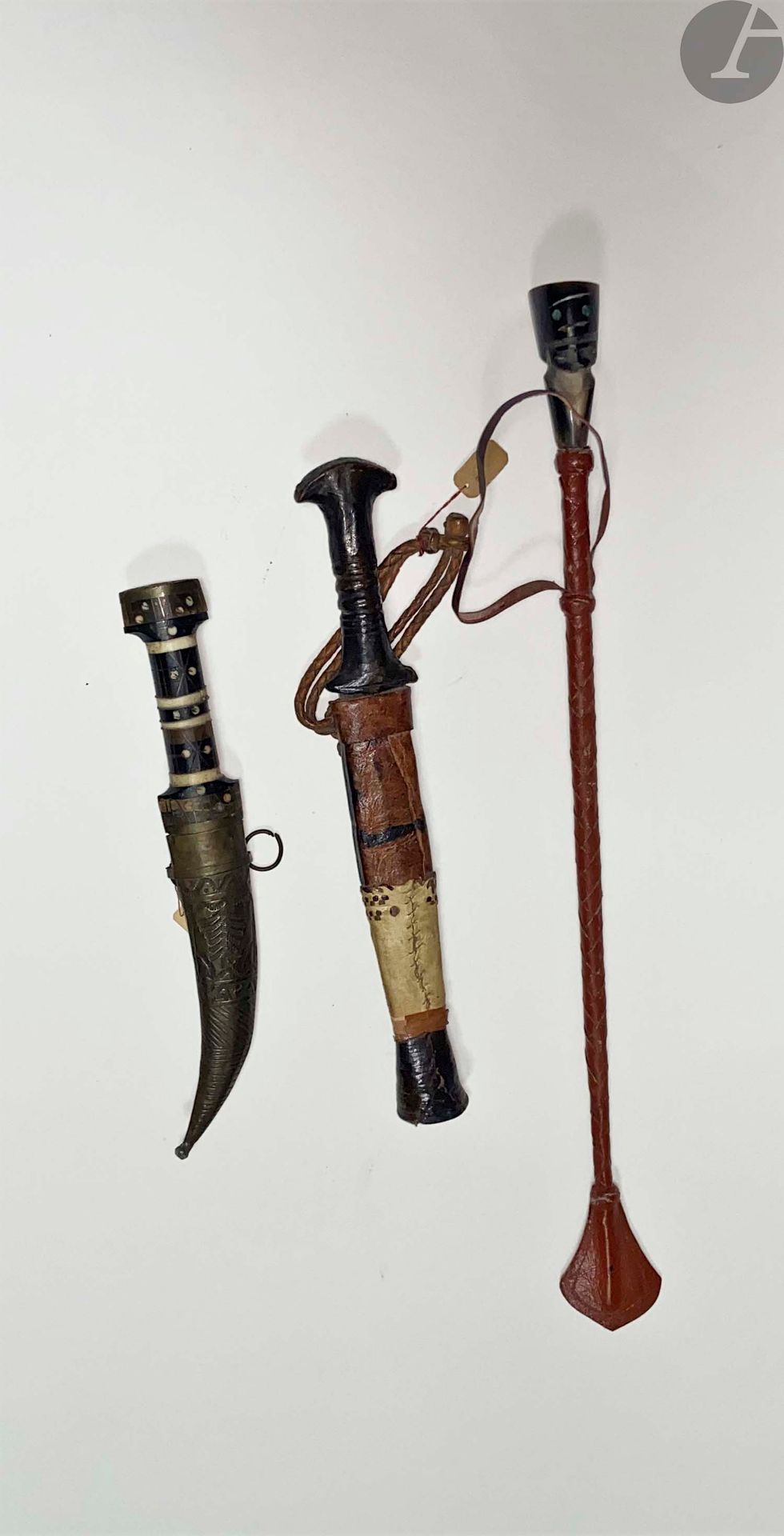 Null 两把非洲黑人匕首
：--其中一把完全用皮革和皮肤覆盖。
-
附有一根带角柄的鞭子，鞭身用编织的皮革覆盖
。