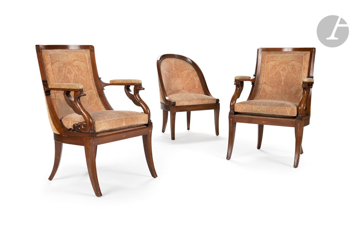Null 一套两把桃花心木和浅色木材镶嵌的扶手椅，弯曲的椅背和马刀腿，扶手上显示着嵌合体。
19世纪。
扶手椅，高：84厘米，宽：55
厘米附带一把椅子。