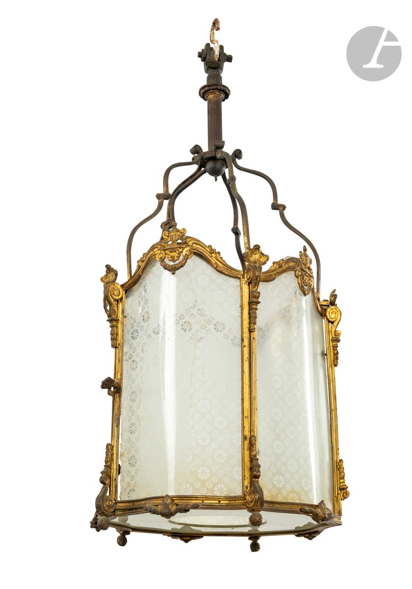 Null 五面鎏金青铜灯笼，有贝壳、花瓶和花环装饰，两侧有刻花玻璃；（缺）。
路易十六风格，19世纪。
高：68厘米，宽：32厘米