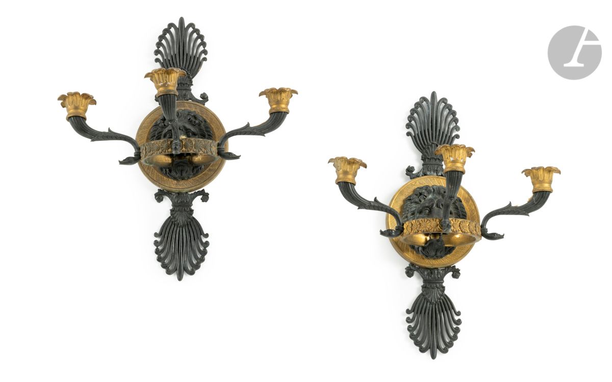 Null 一对青铜和鎏金的铜制壁炉，有三条光臂和狮子头，在一个大棕榈树的框架里；（穿透电）。
恢复期。
高：40厘米，宽：33.5厘米