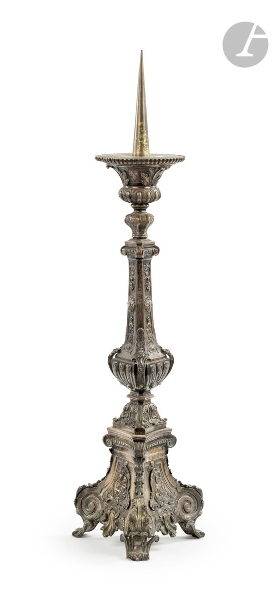 Null 一个银色的青铜基座，轴和三角形的三脚架底座上装饰着玫瑰花、石榴花、卷轴和贝壳；（磨损）。
19世纪。
高度：84厘米