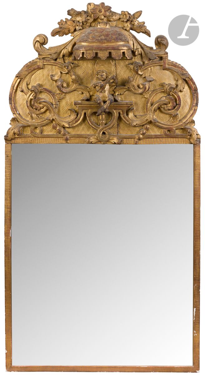 Null 一面雕刻和镀金的木制镜子，镜座上装饰着一个在树叶卷轴环绕下的天幕下的音乐天使；（可能是对框架的改造；镜子被替换了）。
意大利或法国南部，18世纪。
高&hellip;