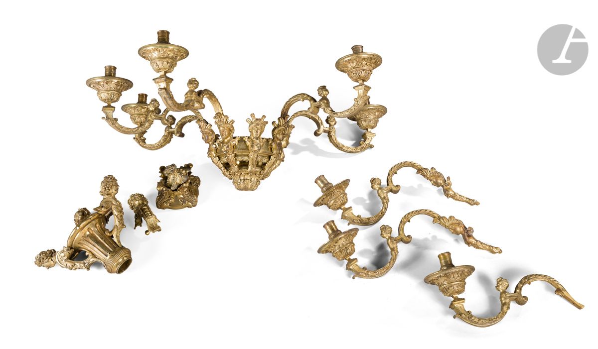 Null 饰有妇女面具和儿童半身像的八灯鎏金铜吊灯的元件。
摄政风格，19世纪。
D : 80 cm