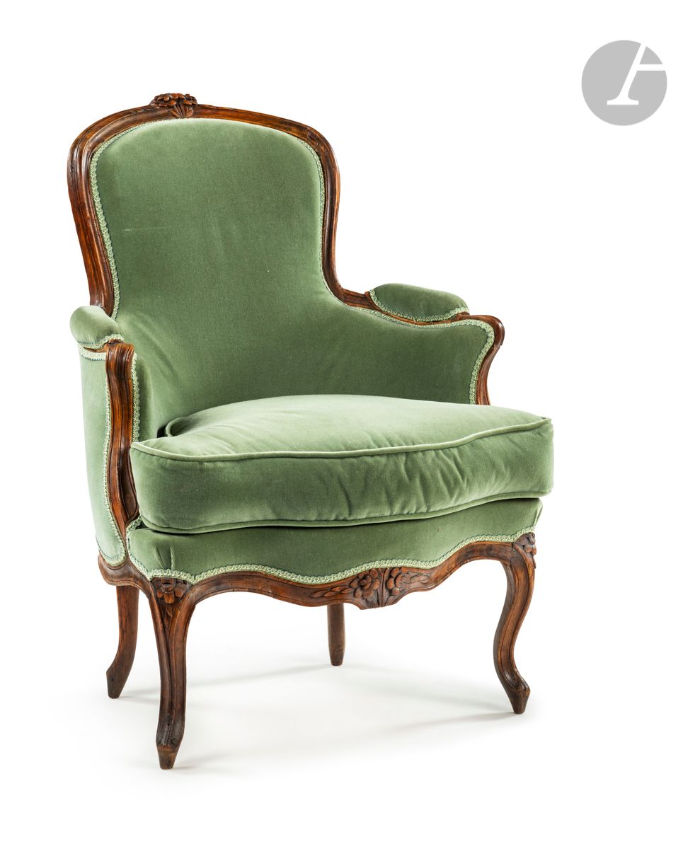 Null 一张模制和雕刻的胡桃木扶手椅，圆弧形的卡布里埃椅背，靠在凸形腿上（修复，特别是对一个脚的修复）。
路易十五时期。
高：93厘米，宽：67厘米