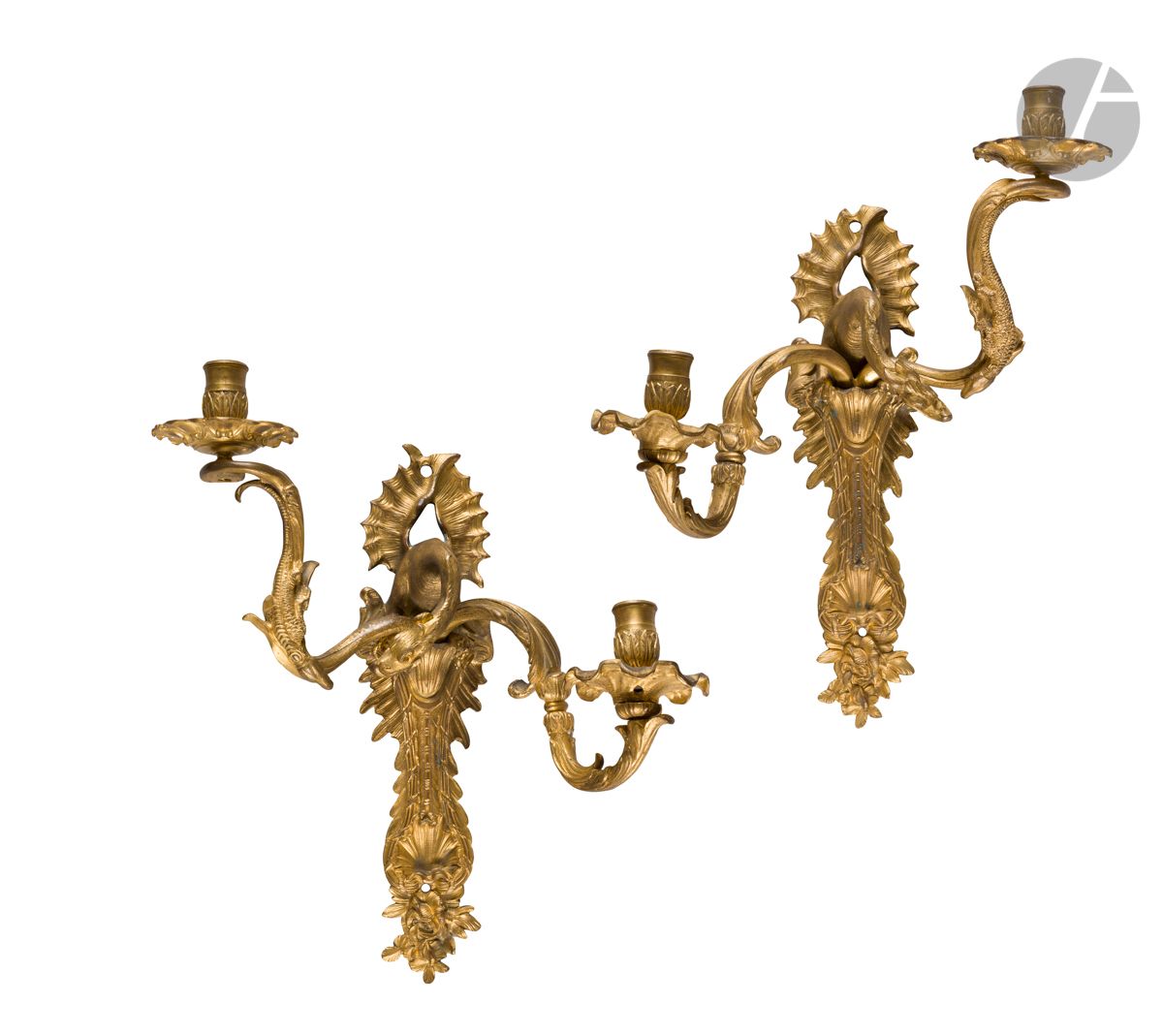 Null 一对木制壁炉，有两只光臂和丰富的龙、蝙蝠翅膀、贝壳和花朵的装饰；（穿孔通电）。
摄政风格，19世纪。
高：38厘米