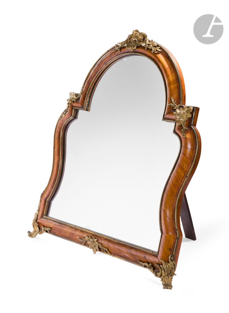 Null 
一面紫罗兰色的木头和乌木的厕所镜子，拱形的形状，有贝壳和棕榈树的装饰；（更换了玻璃）。



18世纪中期。



高：73厘米，宽：63厘米

一&hellip;