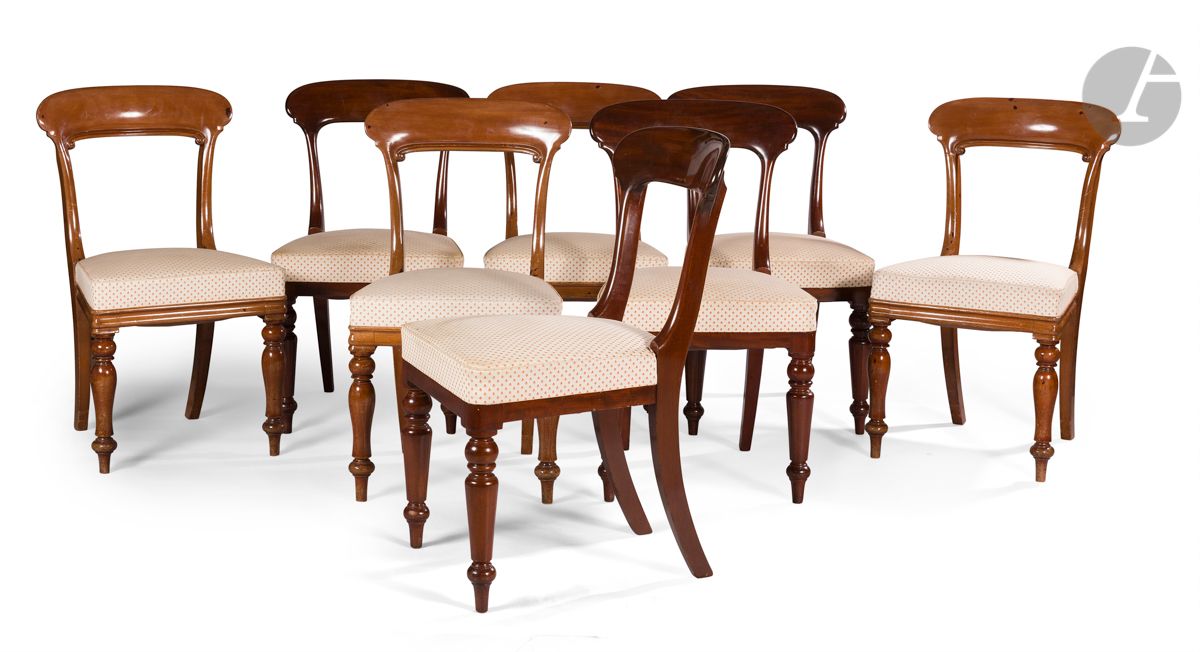 Null 八把桃花心木椅子，椅背上有带子，椅背上有马刀腿；（差异四到四；有些变色了）。
19世纪的英国风格。
高：88厘米，宽：47厘米