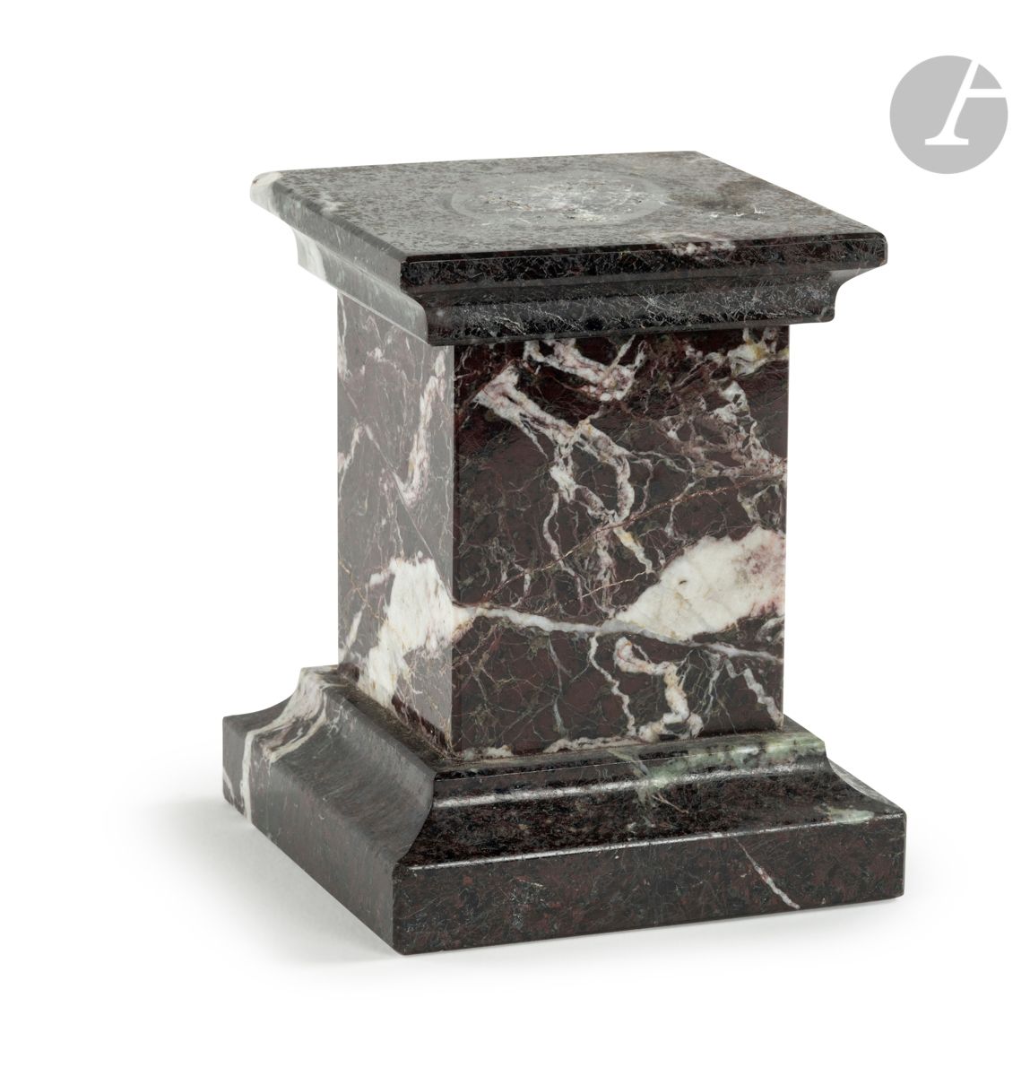 Null Base in marmo rosso Campan, forma quadrangolare.
XIX secolo.
H: 13 cm; vass&hellip;