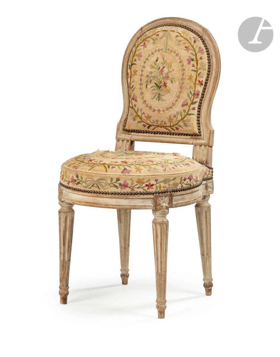 Null 彩绘山毛榉椅（磨损），有平坦和圆形的靠背，靠在有弧形凹槽的锥形腿上；覆盖有挂毯（撕裂）。
路易十六时期。
高：88厘米，宽：44厘米