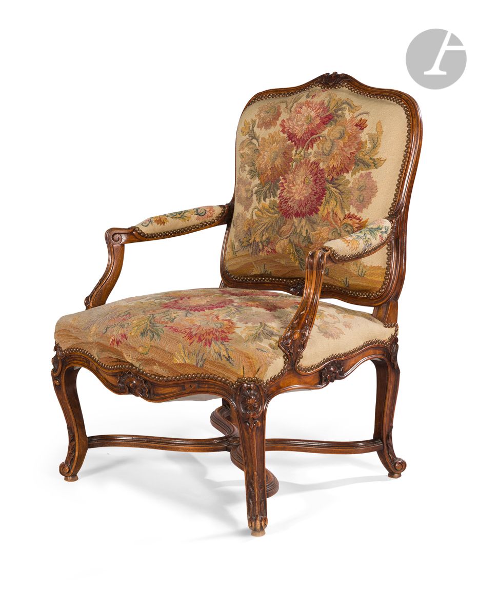 Null Fauteuil à dossier plat en bois teinté et décor de coquille, cartouches et &hellip;