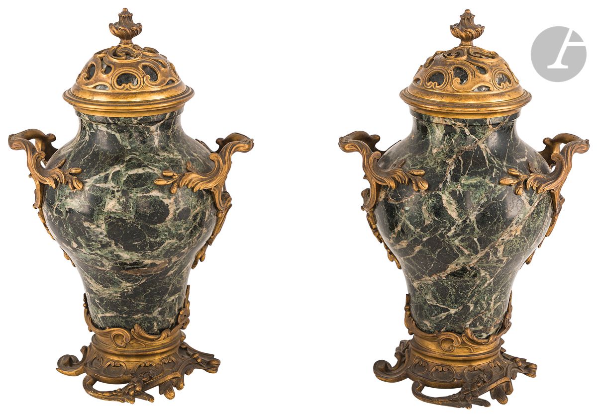 Null 一对海绿色的大理石花瓶，有兰色的安装和镂空的叶子和扣子的装饰，手柄和底座有一个机芯。签名为F。巴贝迪恩为费迪南-巴贝迪恩（1810-1892）。
路易&hellip;