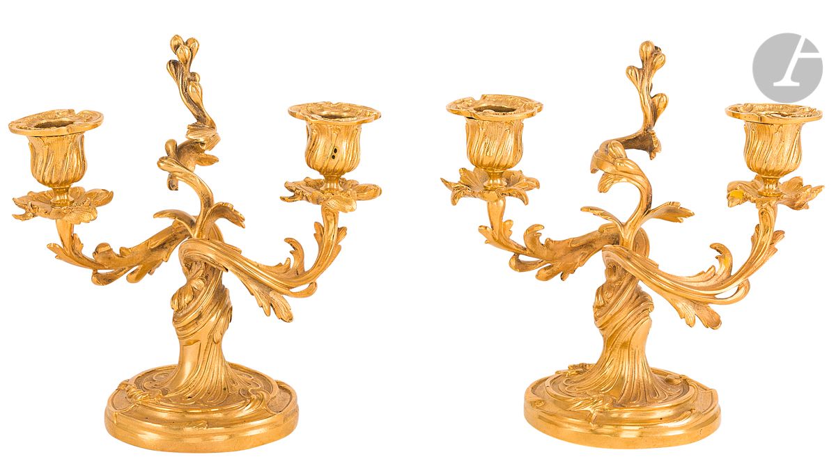 Null Ein Paar kleiner Kandelaber aus vergoldeter Bronze mit zwei Armen und Blatt&hellip;