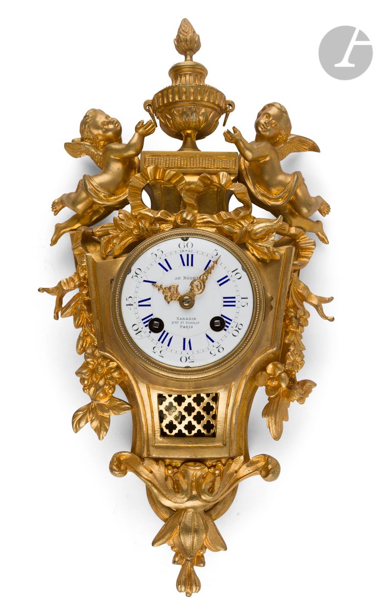 Null Un orologio da parete in ormolu, decorato con fogliame, bambini alati, vaso&hellip;