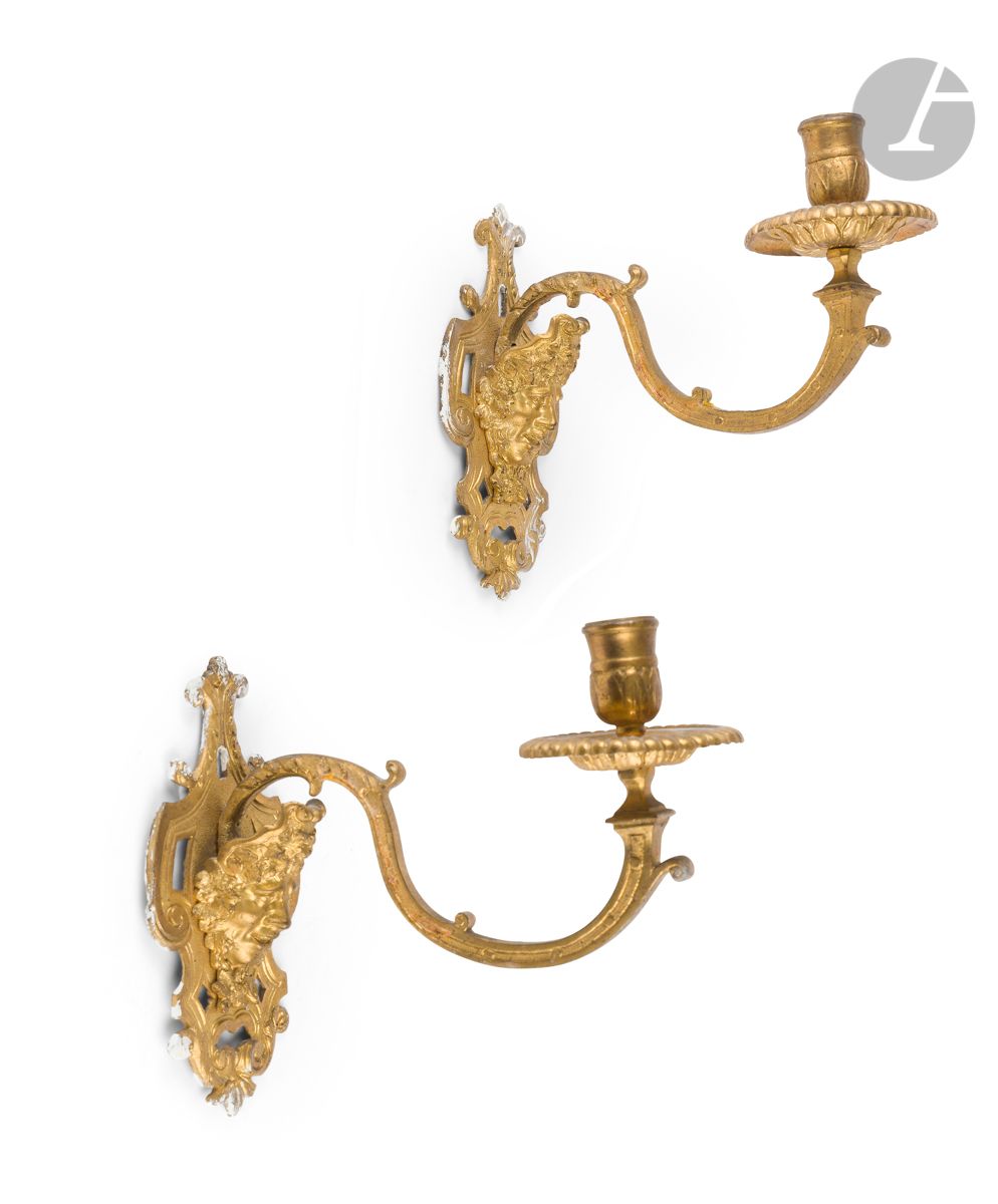 Null 一对小型兰花灯，有一个灯臂和一个马斯卡龙装饰。
摄政风格，19世纪。
高：18厘米，深：21厘米