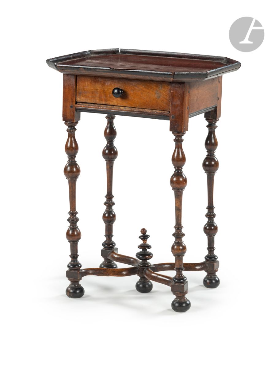 Null 胡桃木车削的卡巴莱桌，开有一个抽屉，栏杆式的底座上有支柱；（修复）。
部分来自17世纪末。
高：69厘米，宽：48厘米，深：40厘米
