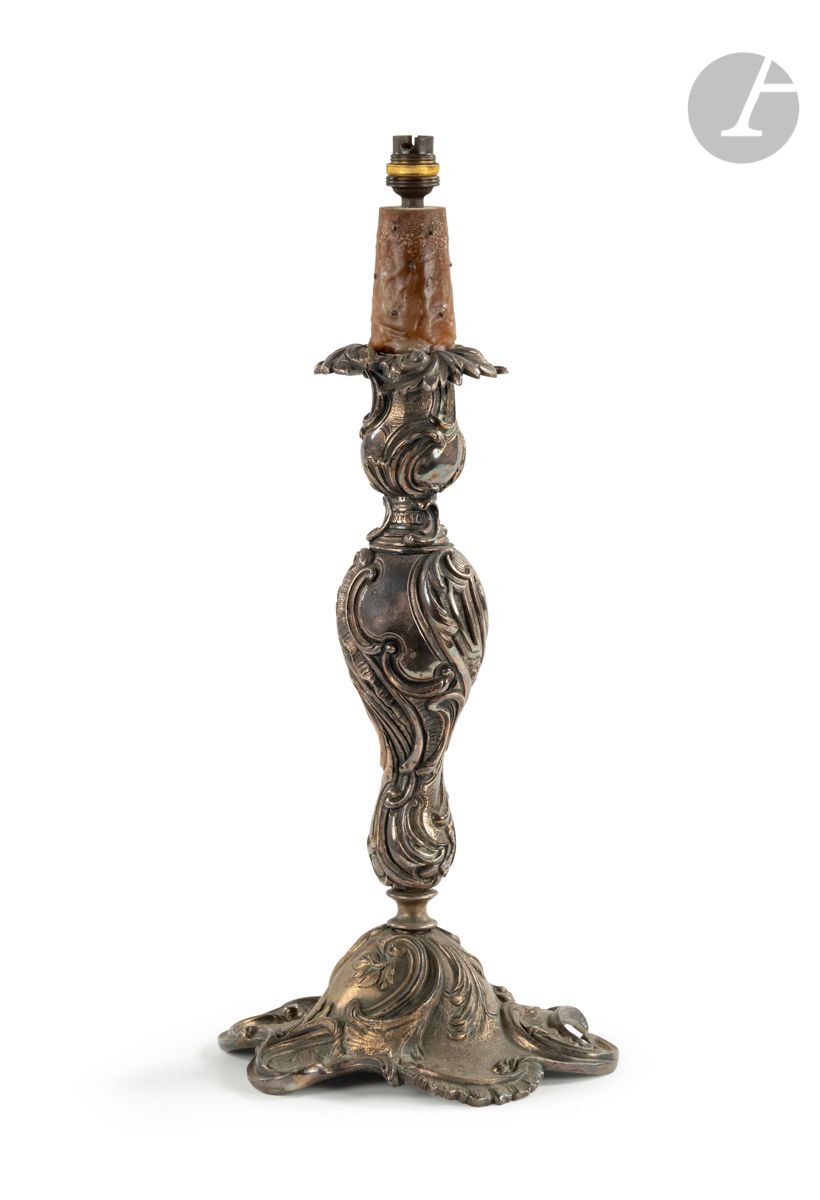 Null 重要的银色铜质火炬，带有Juste-Aurèle Meissonnier风格的叶子和扣子的rocaille装饰。
路易十五风格，19世纪。
高：42厘&hellip;
