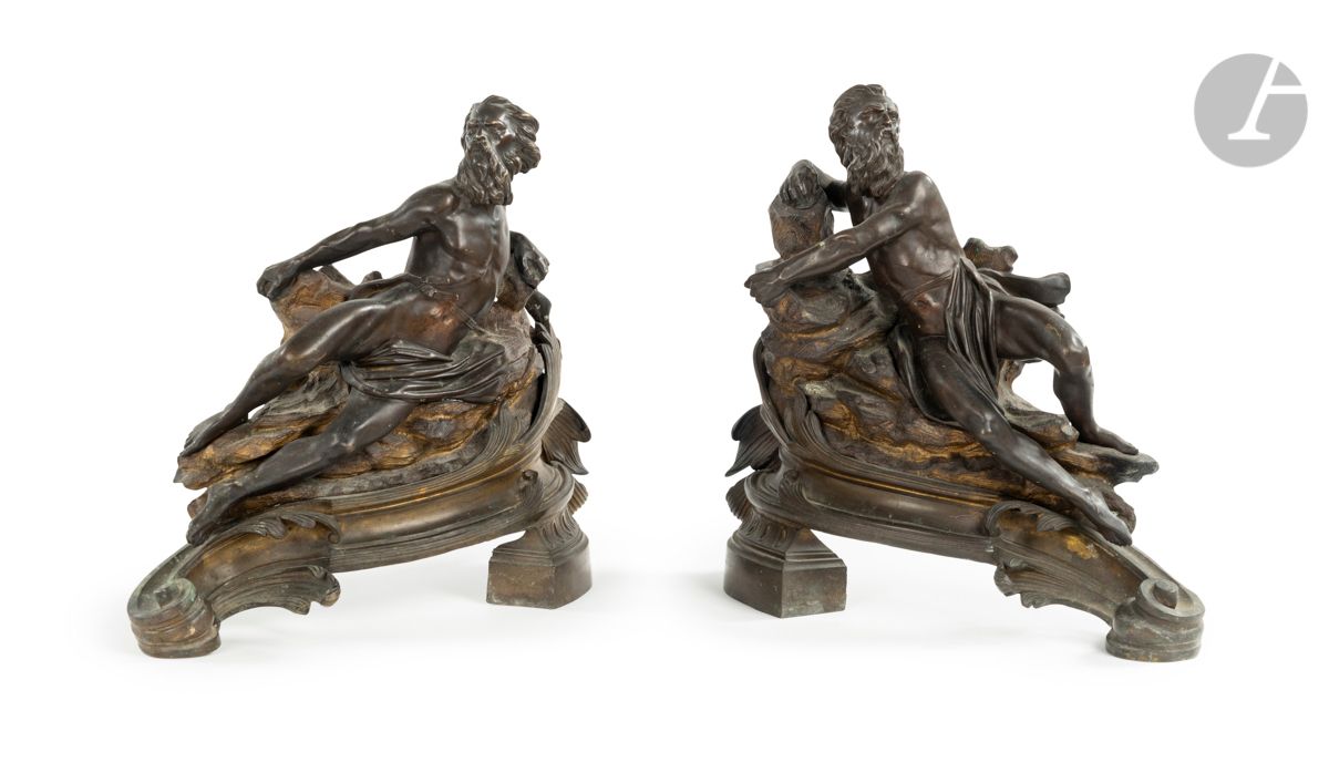 Null Paar Feuerböcke aus patinierter Bronze mit Dekor aus Flussfiguren auf Felse&hellip;