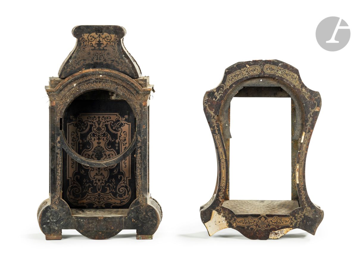 Null 两个镶嵌玳瑁、乌木和雕花黄铜的卡特尔盒子；（没有机芯和表盘；事故和缺失）。
摄政时期。
高：64和77厘米，宽：42厘米