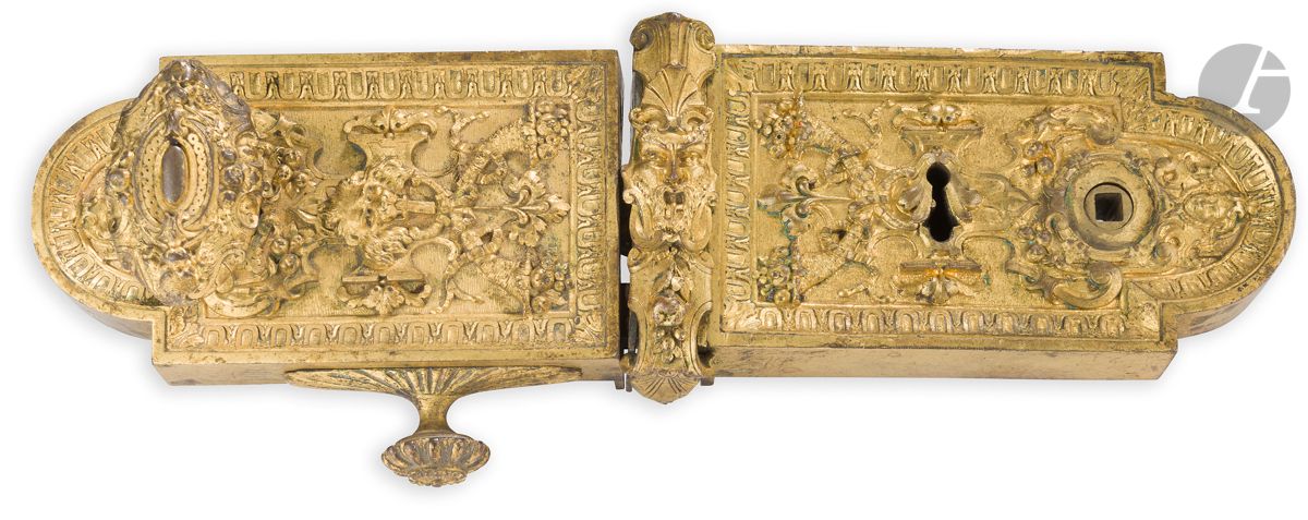 Null 文艺复兴时期风格的鎏金青铜锁部件，装饰有马斯克龙和丰饶的角，还有它的钥匙；（缺失）。
19世纪。
长：19厘米和22厘米