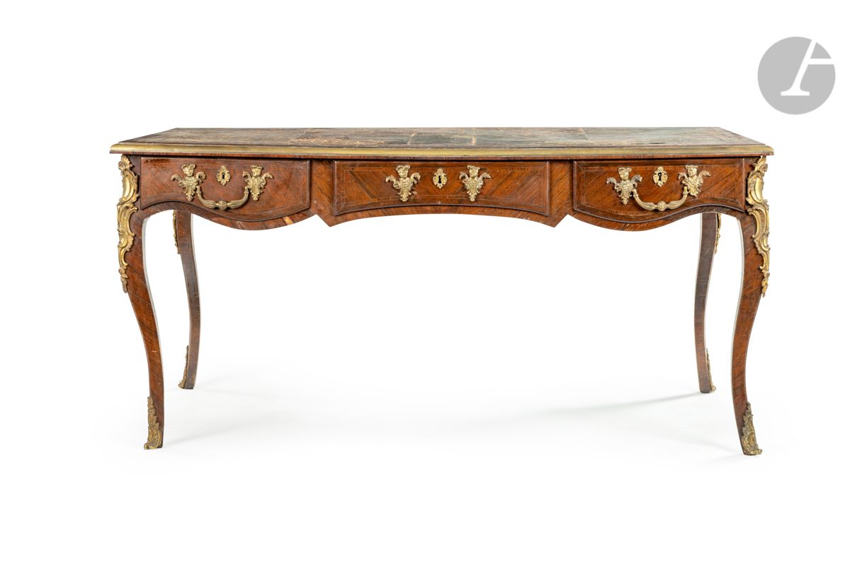Null 一张红木（复制品）平面书桌，凸脚上有三个抽屉；镀金的青铜装饰品，有拉手（相关的）和瀑布（后来带回来的）；（原来可能是一张发黑的木桌；事故和修复）。
部&hellip;
