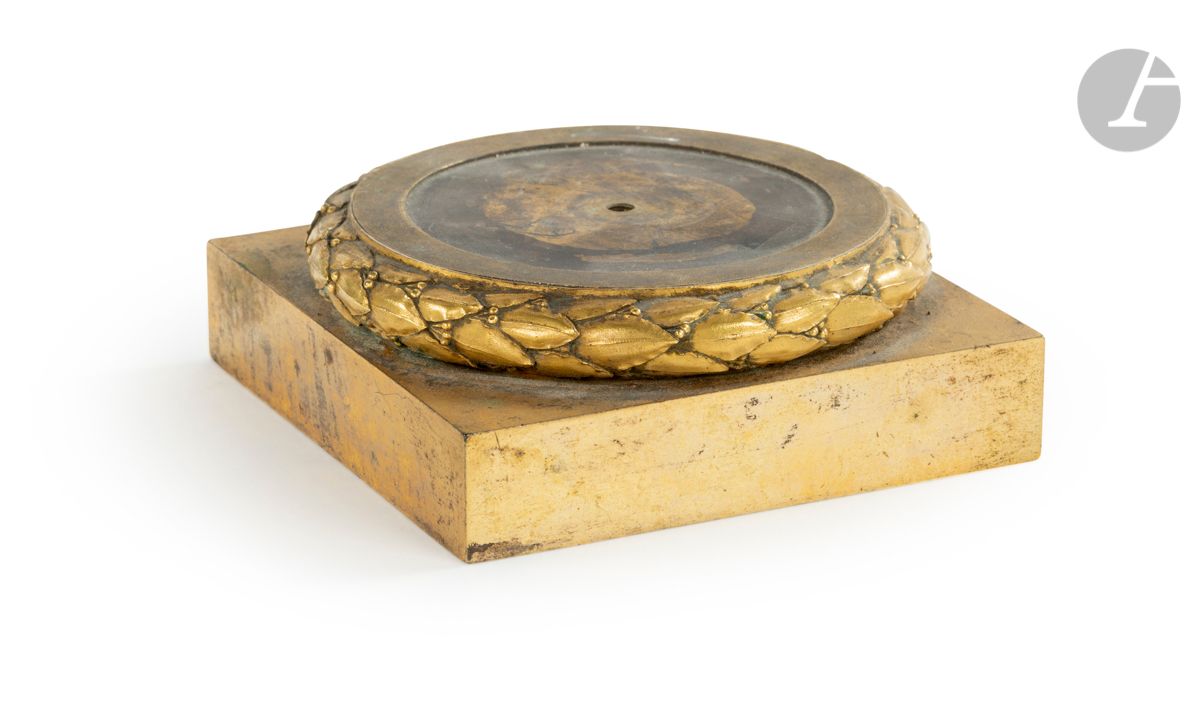 Null Base in bronzo dorato decorata con una ghirlanda di foglie d'alloro.
Period&hellip;