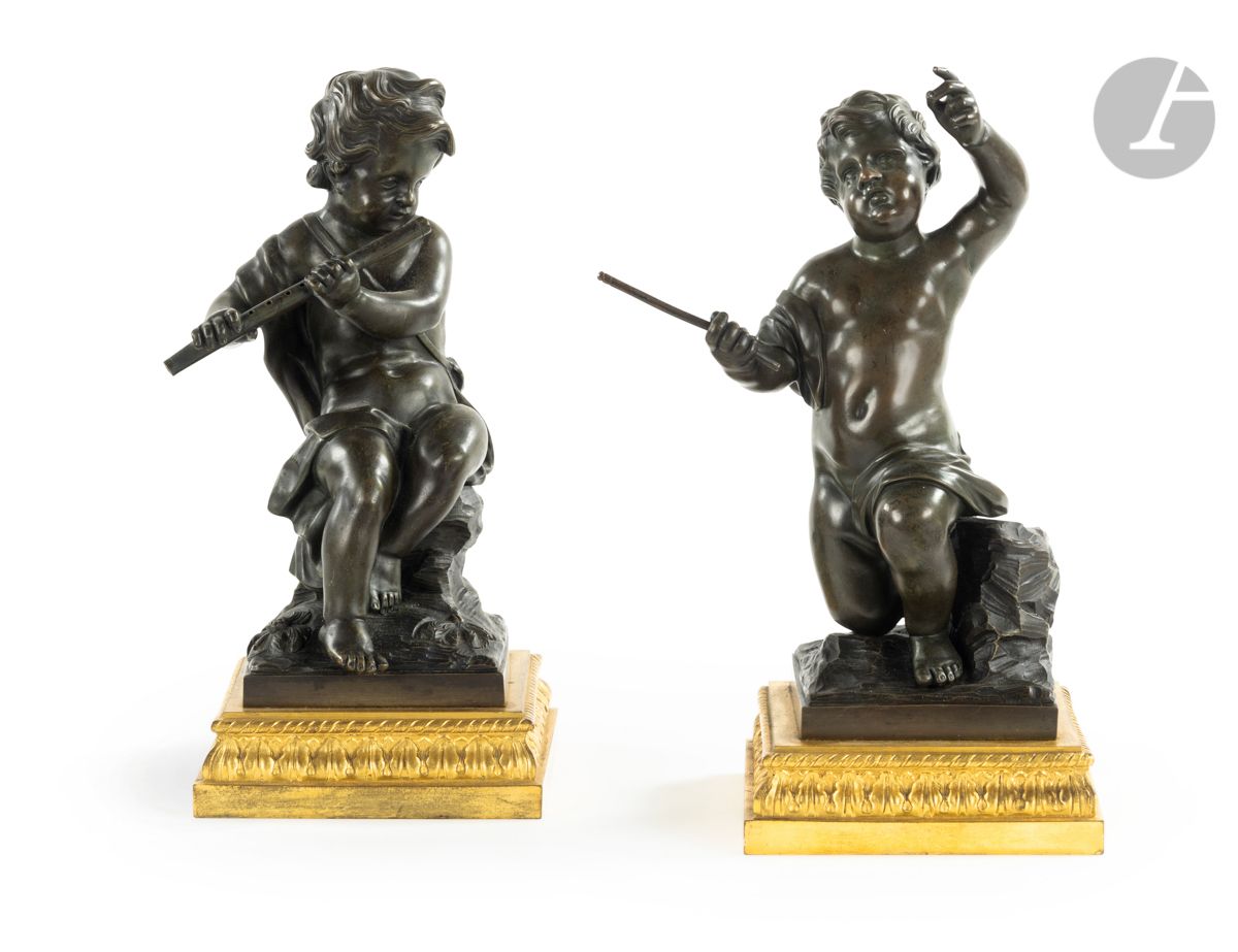 Null 一对青铜器代表儿童音乐家，一个在演奏三角琴（三角琴不见了），另一个在演奏长笛，放在装饰有树叶的镀金青铜底座上；（后面有穿孔）。
路易十六风格，19世纪&hellip;