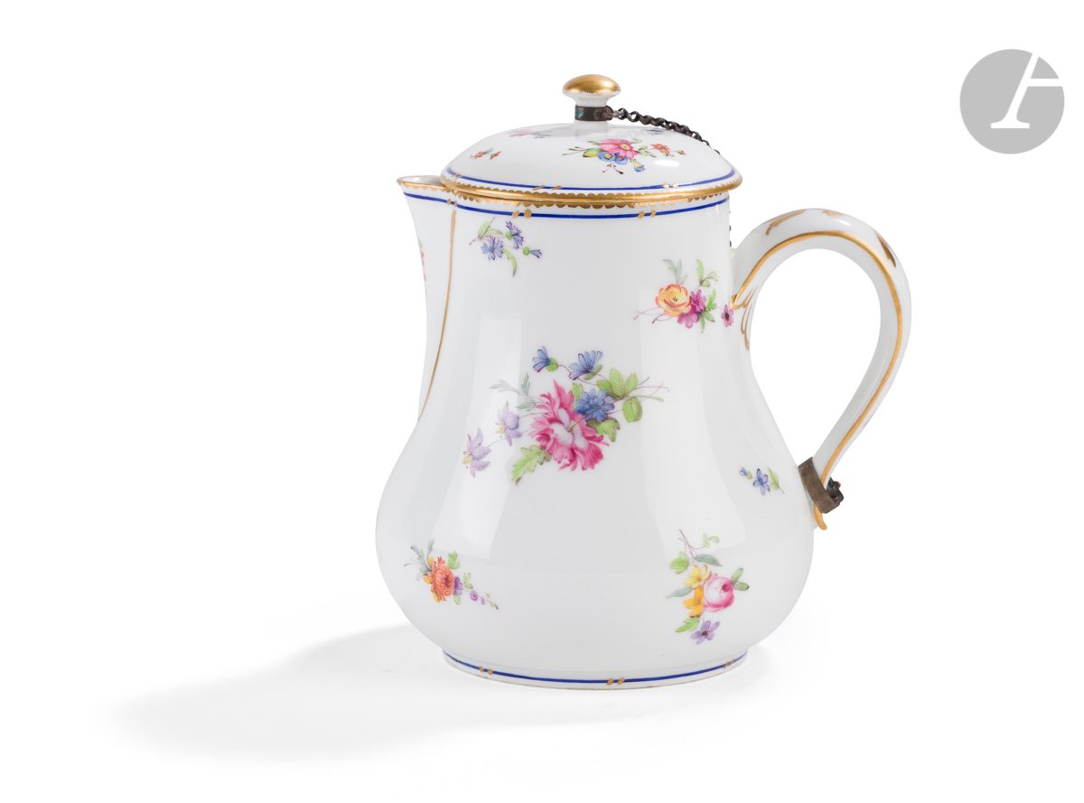 Null Sèvres两个
硬瓷咖啡壶，一个有盖，有花束和蓝金网的多色装饰
。

标记的:LL交错排列，字母日期为1789年的MM，画家Bouillat的标记和&hellip;