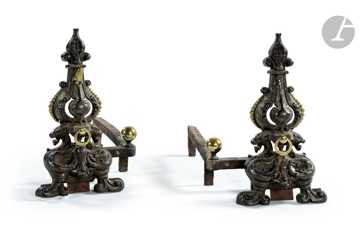 Null 一对铸铁和黄铜的安迪拉，装饰有嵌合体、百合花和叶子；（连同其铁器；小的丢失）。
19世纪。
高：40厘米