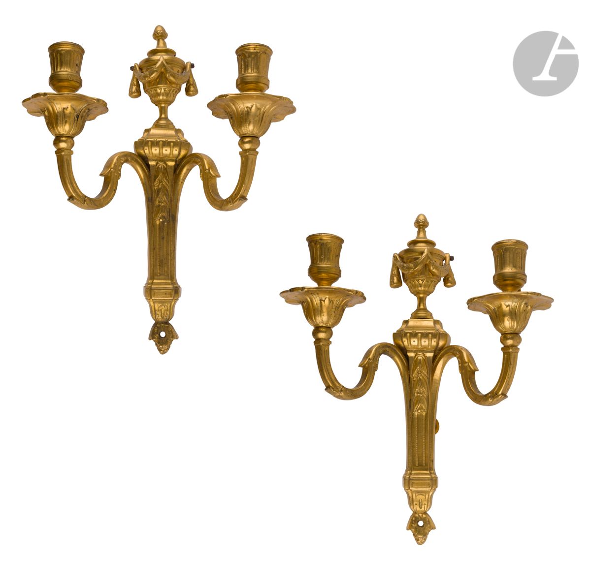 Null Paire d’appliques en bronze doré à deux lumières, vase et feuillages.
Style&hellip;