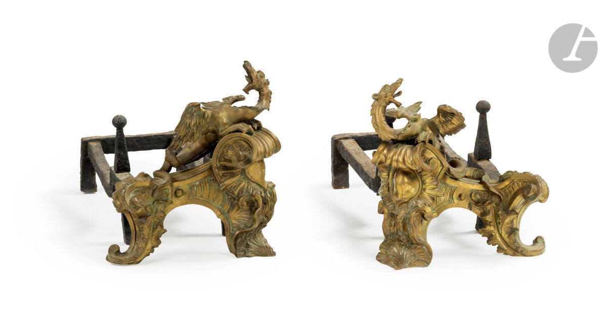 Null Paire de chenets aux dragons en bronze doré, la base à décor de feuillages &hellip;