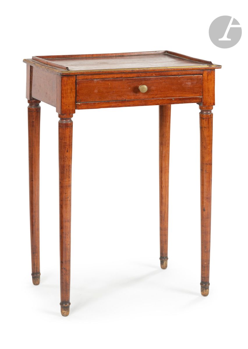 Null 一张染色的胡桃木桌子，有一个抽屉，在锥形的腿上（事故，变形）。
18世纪晚期。
高：73厘米，宽：48厘米，深：34厘米