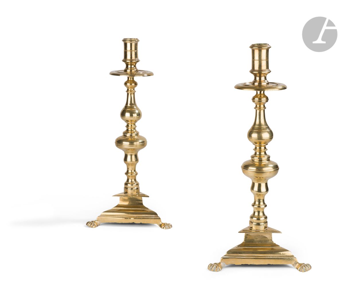 Null 一对青铜烛台，三脚架底座，爪子脚，花瓶和阳台转轴，圆盘和高模制的贝特。
佛兰德斯，17世纪高
：41.5厘米