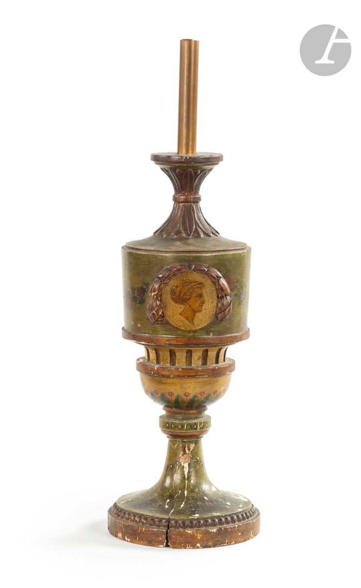 Null 一个彩绘的木制灯架，上面装饰着带有仿古轮廓的奖章和叶子和花朵的花环，放在一个底座上；（事故）。
18世纪的英国风格。
高度：34厘米