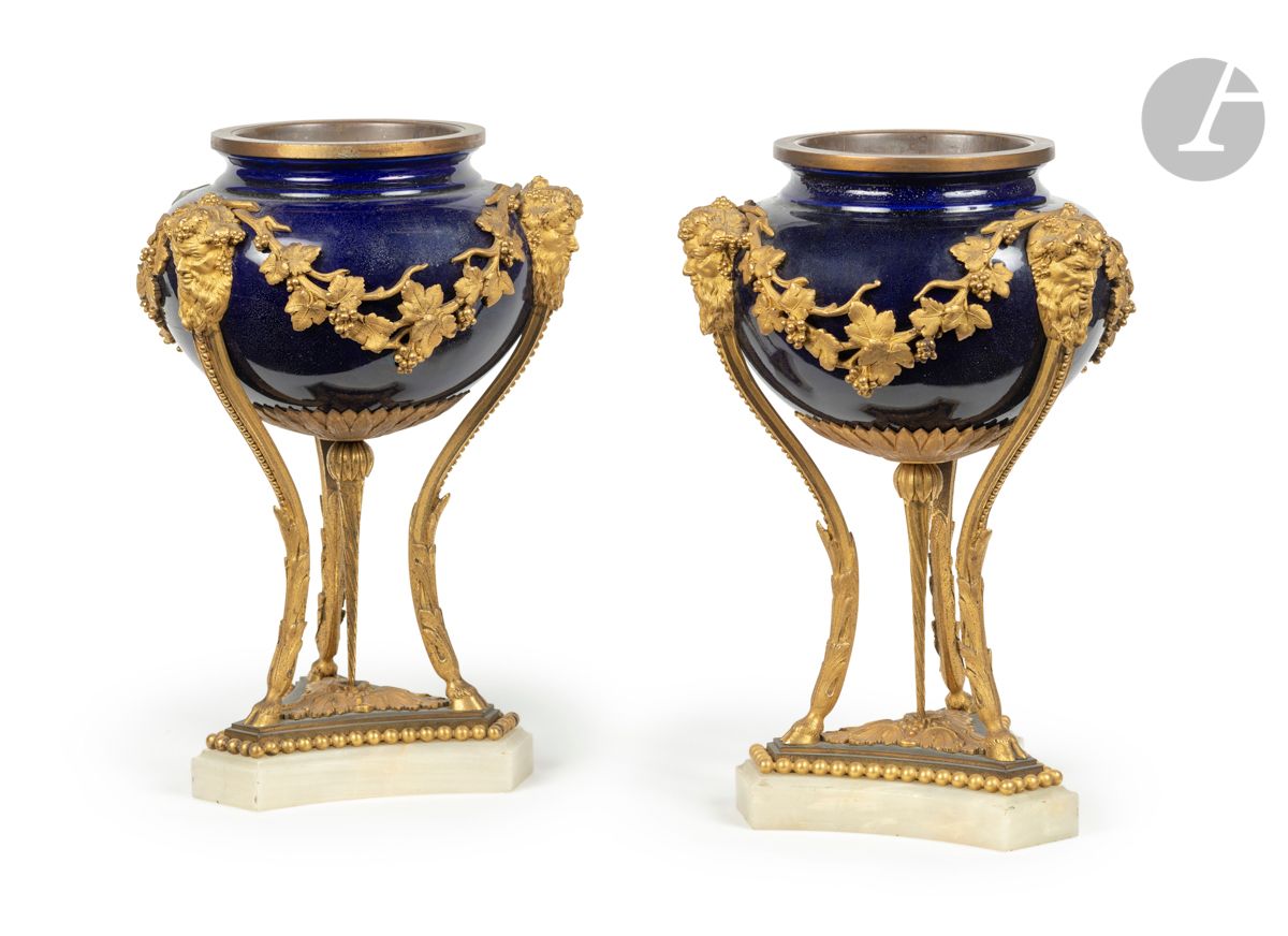 Null 一对蓝瓷花瓶，带有装饰有硅树脂和藤蔓枝条的兽皮底座，放在有爪子的立柱上，三角形的底座有珍珠楣；（盖子不见了）。
路易十六风格，19世纪。
高：39厘米