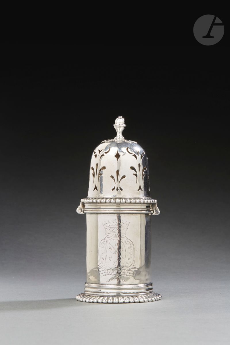 Null RENNES 1698 -1700
银质圆柱形萨乌普德鲁斯，安装有一把刺刀。底座的边缘有凿痕，盖子上有大块的石榴石作为提醒。器身后来刻上了以伯爵皇冠为&hellip;