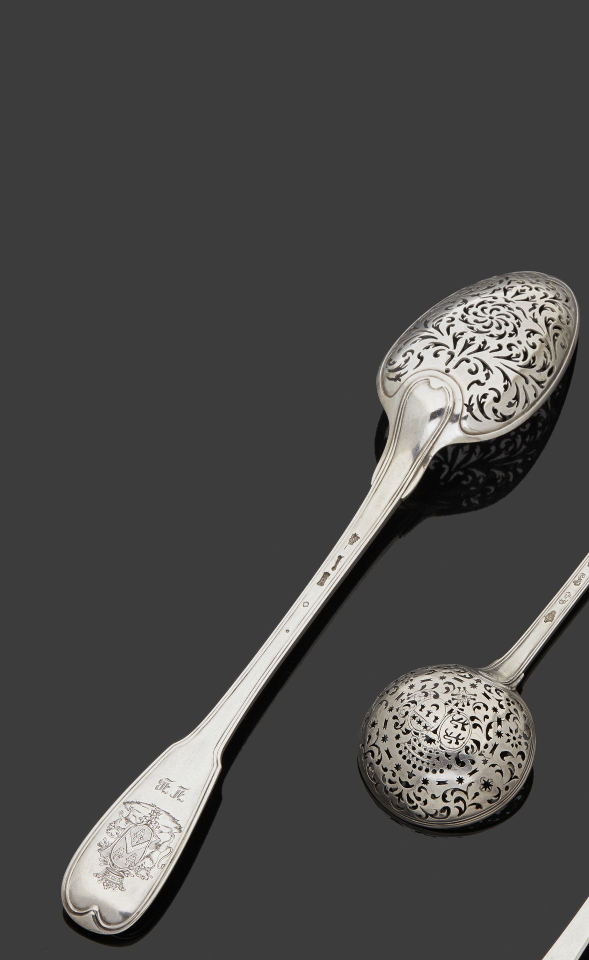 Null PARIS 1780 - 1781
Silver olive spoon, net model, the spoon edged. The spatu&hellip;