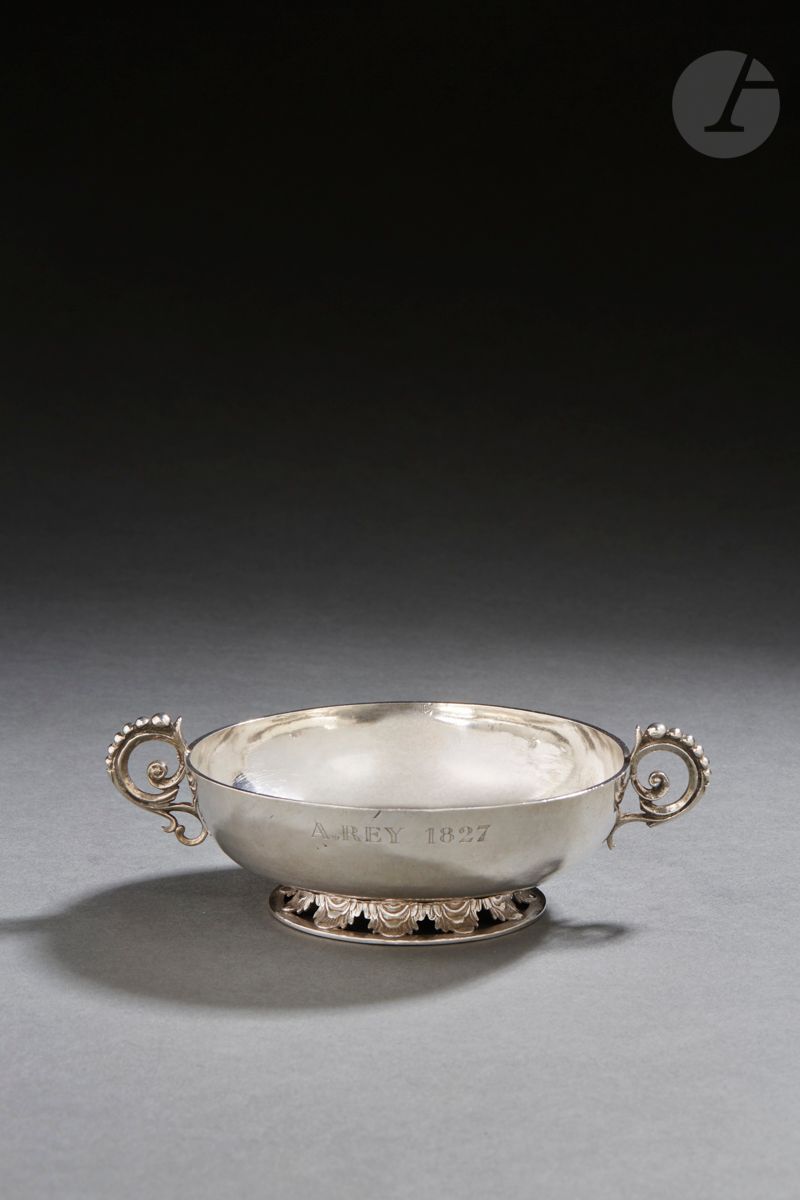 Null 
蒙彼利埃的管辖范围，Beaucaire市 1720-1725年



银质婚礼杯搁置在基座上，有镂空的刺桐叶装饰，边上有绳索，融化的把手有珍珠卷轴。&hellip;