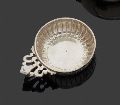 Null SAINTES 1755
银质酒杯，压印有小圆点和一排小圆点。
银器大师：Pierre ADRIEN，引自1758年
重量：74克-外径：7.2厘米
&hellip;