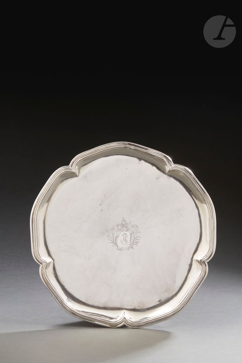 Null MARSEILLE 1746
Silberplatte in ovaler Form mit Konturen, die mit Filets gef&hellip;