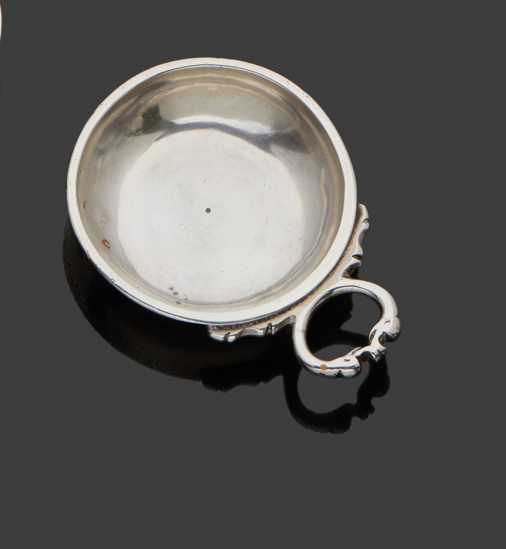 Null TREVOUX BEFORE 1760
Coppa da vino in argento liscio su un anello, inciso FR&hellip;
