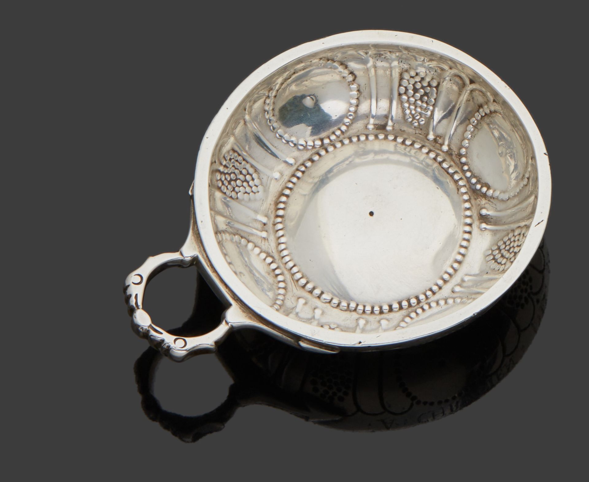 Null CHALON-SUR-SAÔNE 1768 - 1774
Silberne Weintasse, die auf einem Ring steht, &hellip;