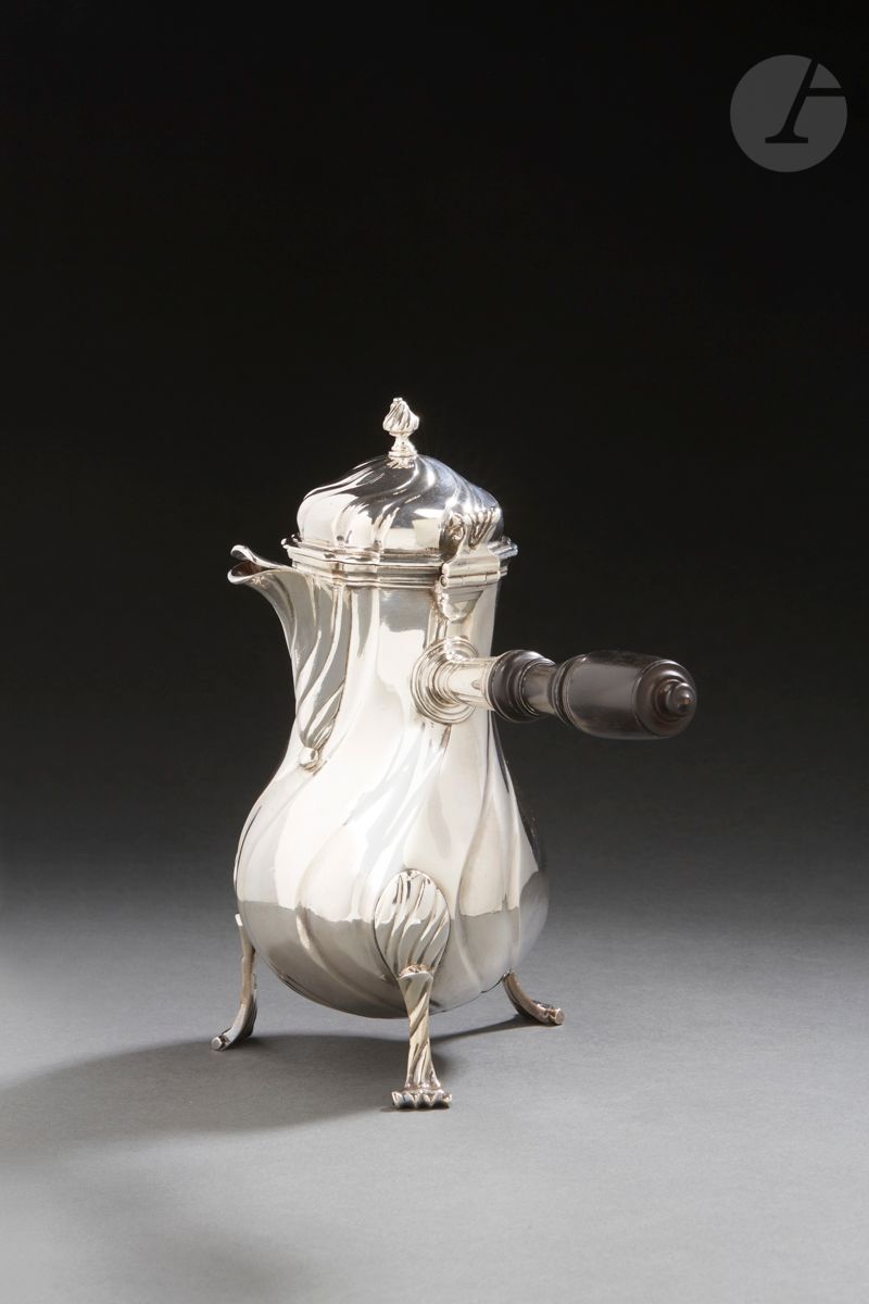 Null LILLE 1771 - 1772
银质三脚架咖啡壶。模型有扭曲的肋骨，六面平坦，六面有一个斗拱交替，作为提醒，脚上有卷轴附件，倒水口，盖子和种子。铰&hellip;