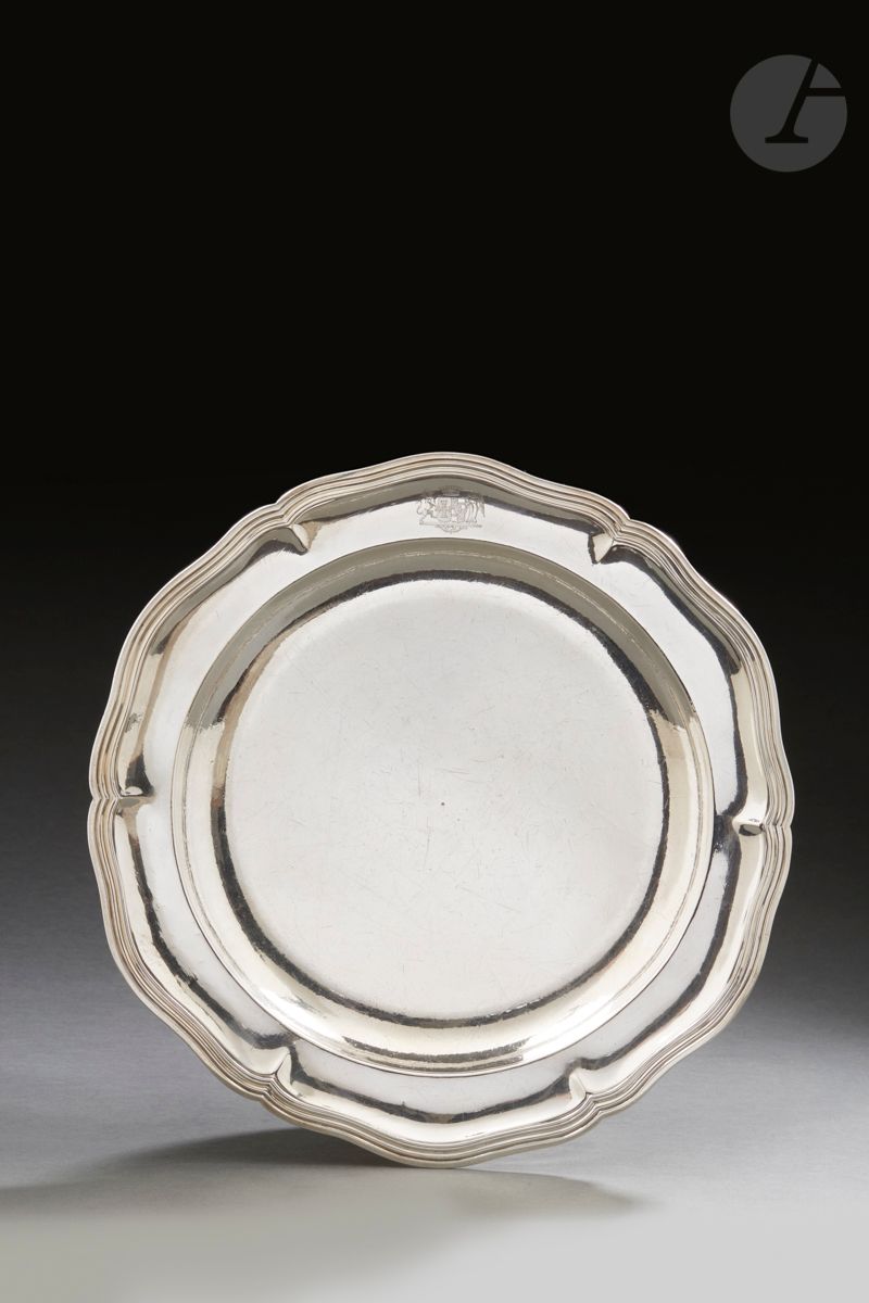 Null SAINTES 1763 - 1765
Grande piatto d'argento semplice con sei contorni model&hellip;