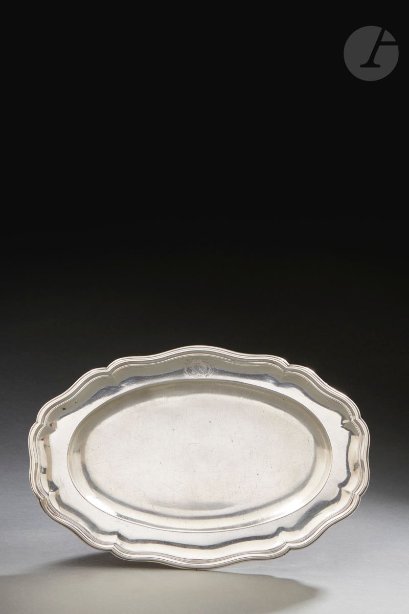 Null PARIS 1743 - 1744
Silver dish of oval polylobed shape with contours, molded&hellip;
